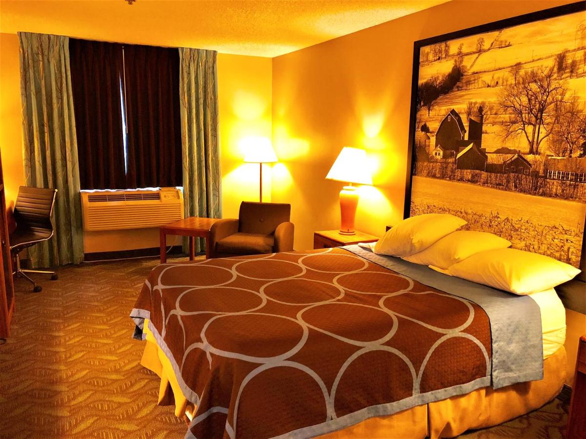 Queen Room - Non-Smoking at Super 8 by Wyndham Dodgeville