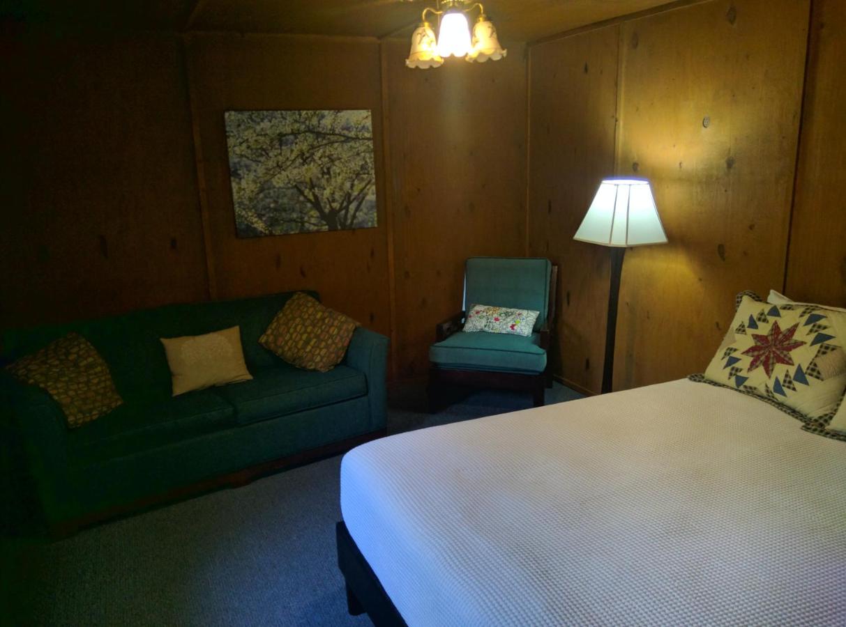 Standard Queen Room at Sugar Creek Retreat