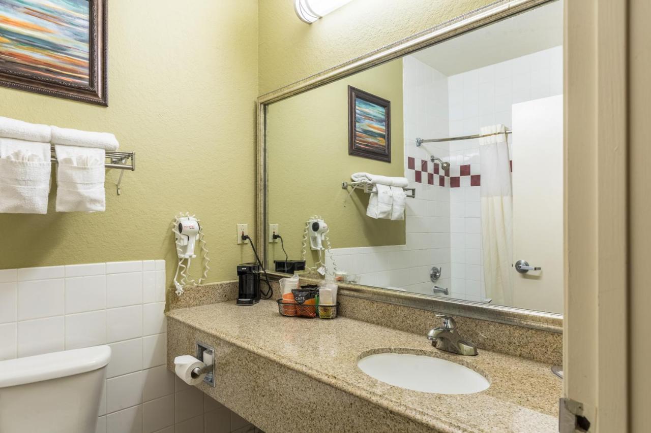 King Suite - Non Smoking at Quality Suites North