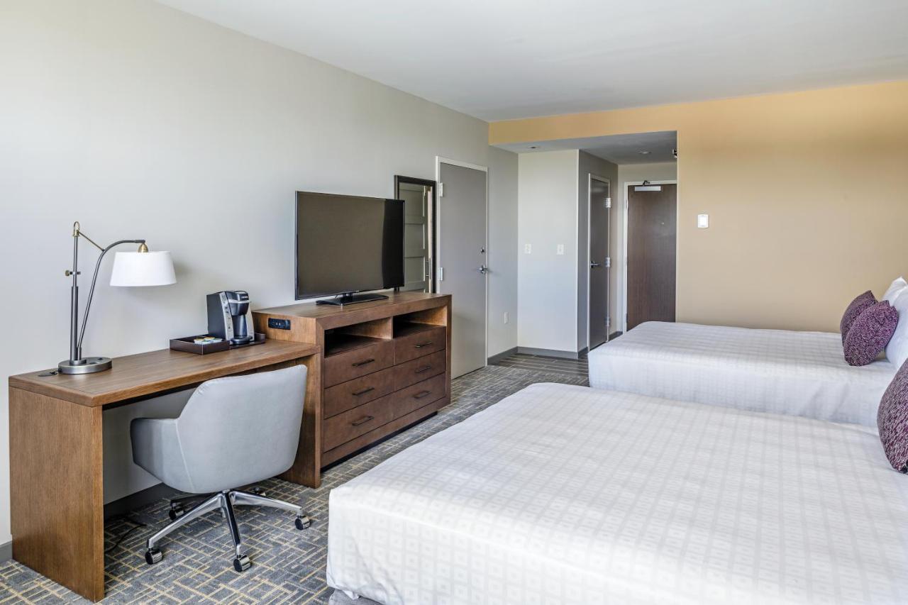 Deluxe Queen Room with Two Queen Beds at Hotel Madison & Shenandoah Conference Ctr