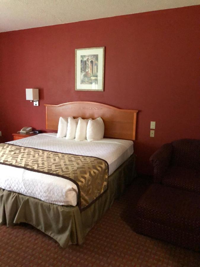 King Room - Disability Access - Smoking at Millennium Inn