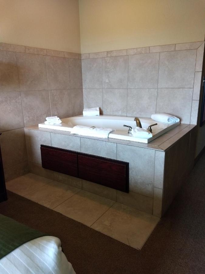 King Room with Spa Bath at AmeriVu Inn and Suites