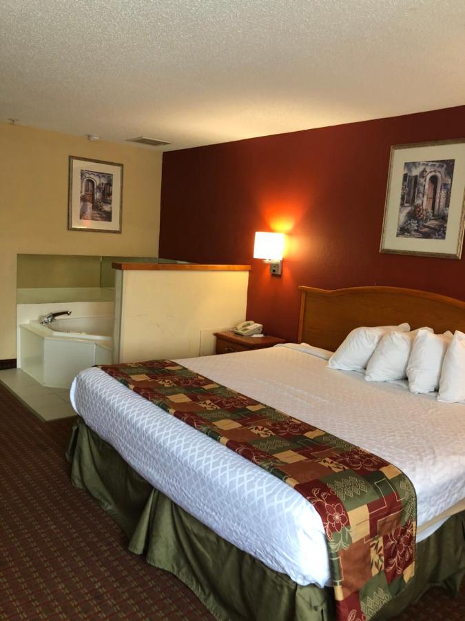 King Room with Spa Bath - Smoking at Millennium Inn