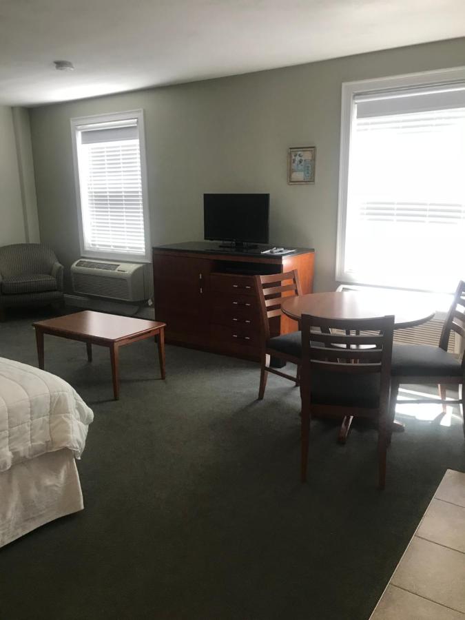 Queen Suite with Two Queen Beds at Crescent Suites Hotel