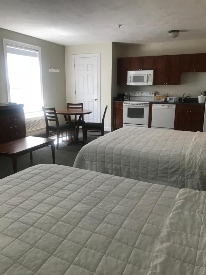 Queen Suite with Two Queen Beds at Crescent Suites Hotel