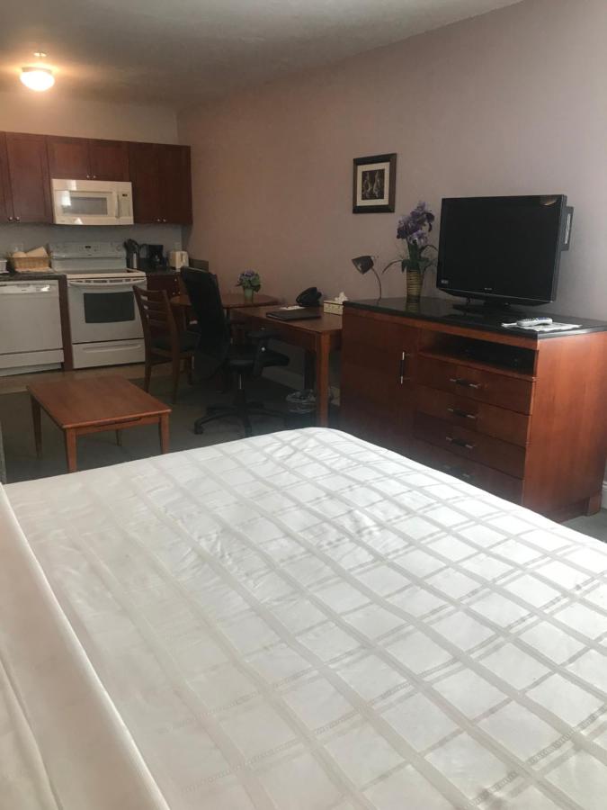 Deluxe King Suite at Crescent Suites Hotel