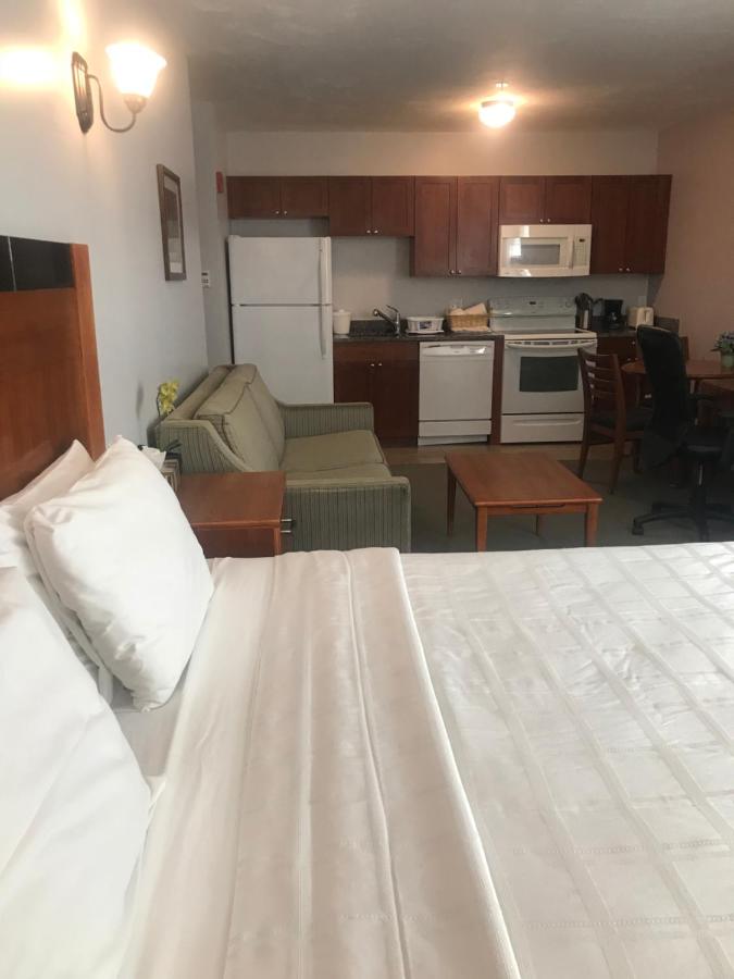 Deluxe King Suite at Crescent Suites Hotel
