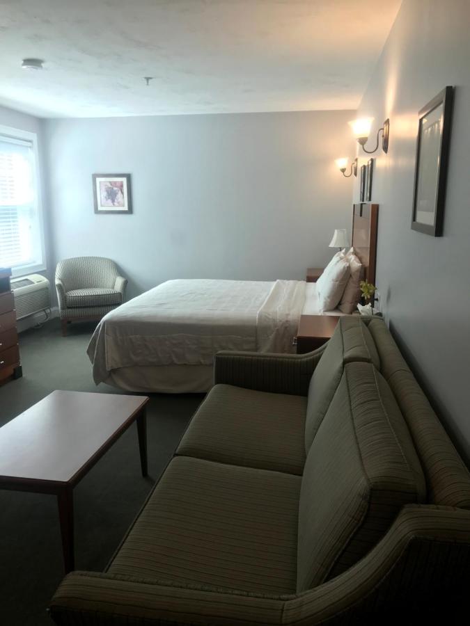 Deluxe King Suite at Crescent Suites Hotel