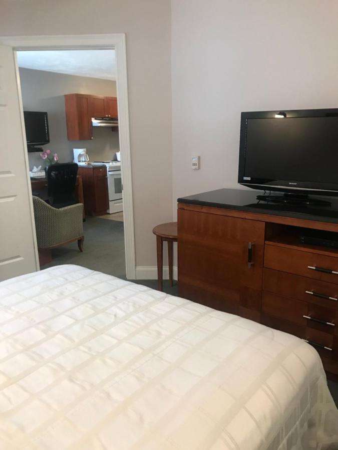 Queen Suite - Disability Access at Crescent Suites Hotel
