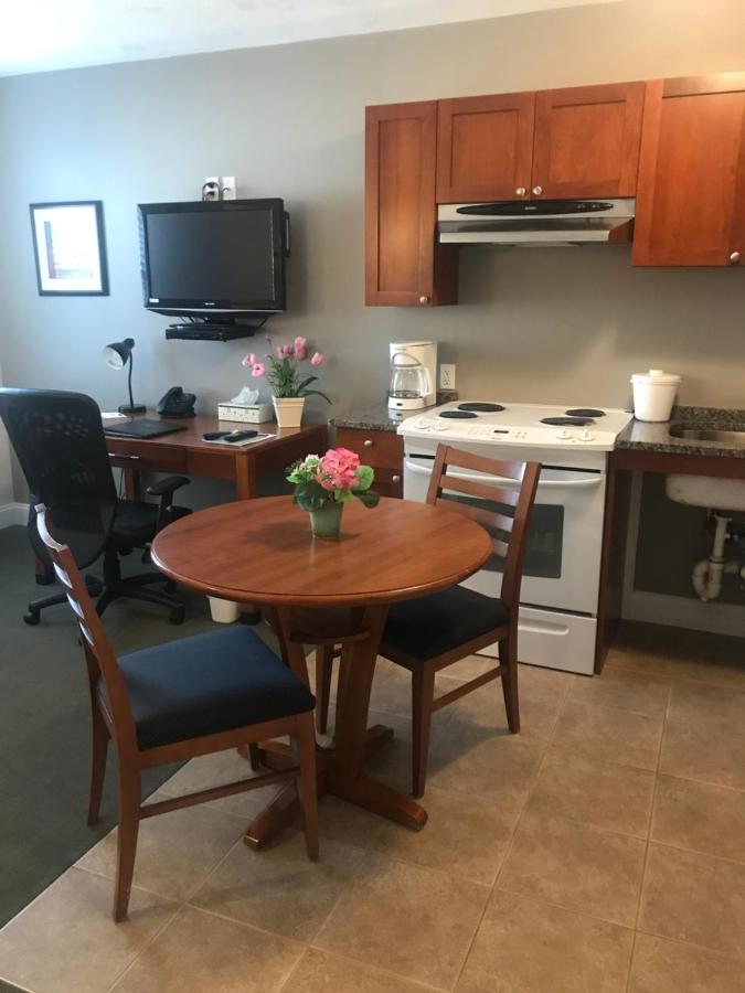 Queen Suite - Disability Access at Crescent Suites Hotel