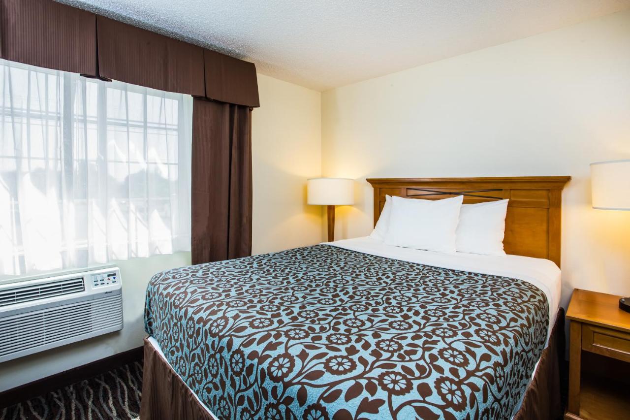Queen Suite - Non-Smoking at Days Inn by Wyndham Yakima