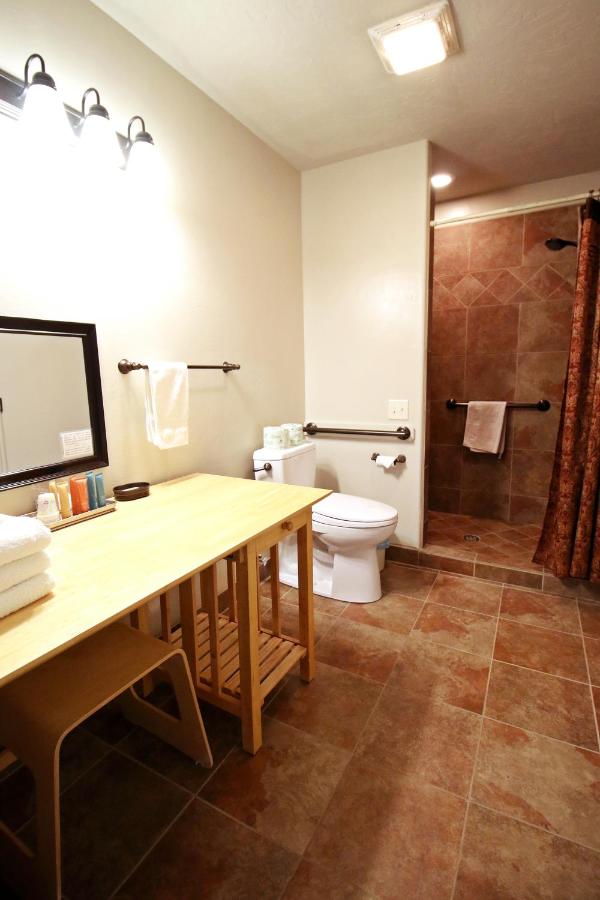 King Room - Disability Access at Hidden Canyon Retreat