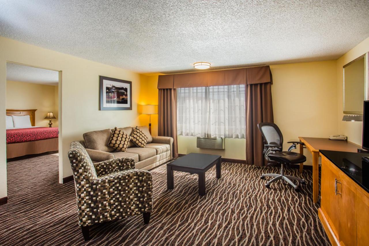 One-Bedroom King Suite - Non-Smoking at Days Inn by Wyndham Yakima