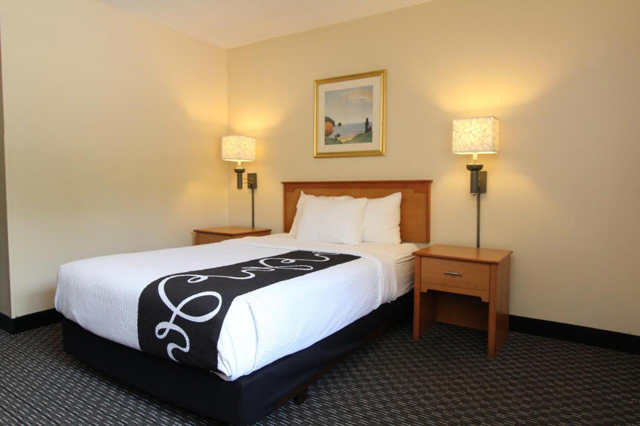 Double Room with Roll-in Shower - Mobility Accessible/Non-Smoking at La Quinta Inn & Suites by Wyndham Tampa Fairgrounds - Casino