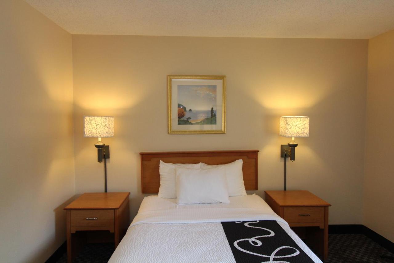 Double Room with Roll-in Shower - Mobility Accessible/Non-Smoking at La Quinta Inn & Suites by Wyndham Tampa Fairgrounds - Casino