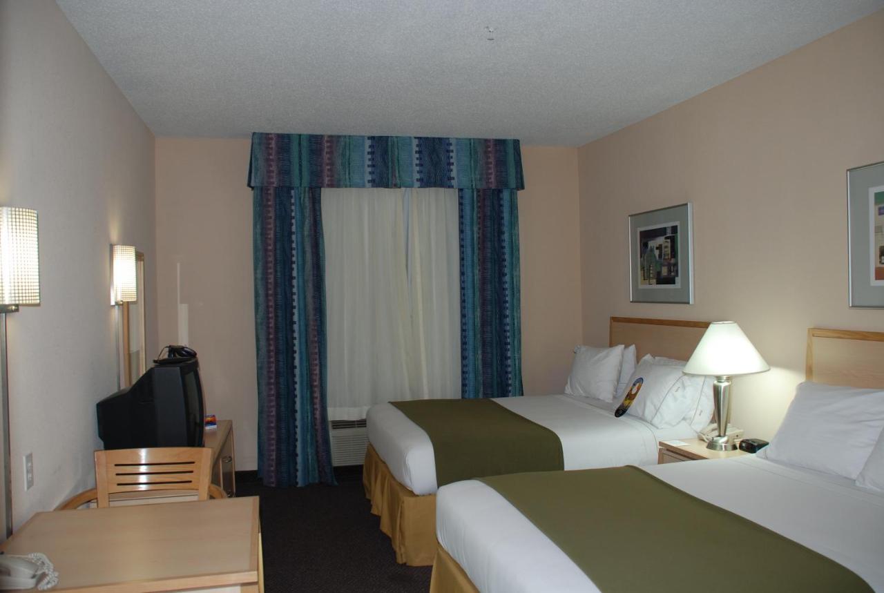 Queen Room with Sofa Bed - Disability Access at Holiday Inn Express San Antonio Rivercenter Area by IHG