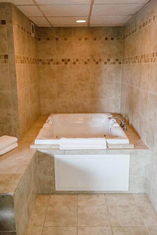 Suite with Hot Tub at EverSpring Inn