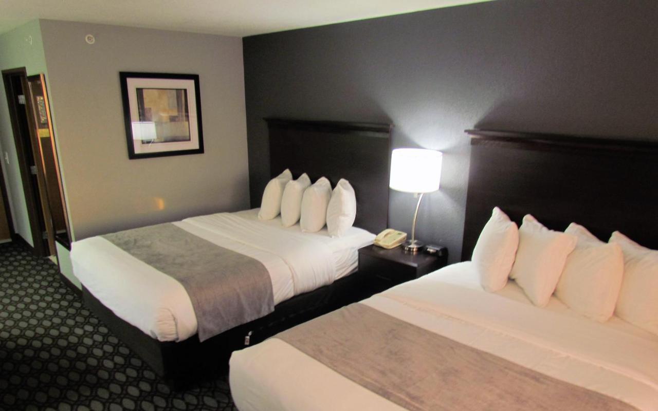 Non-Smoking Two Queen Beds Pet Friendly at Oak Hill Inn & Suites