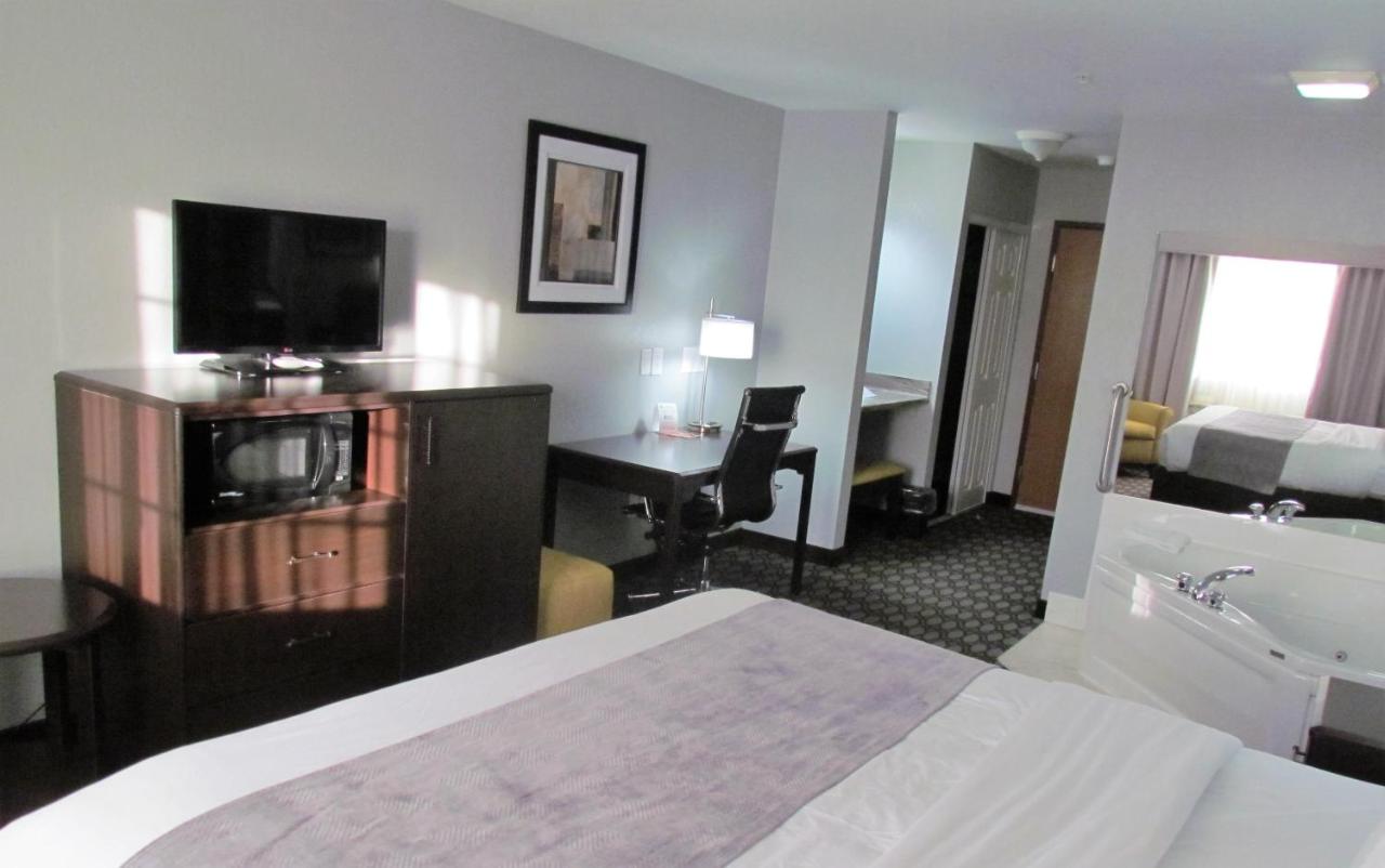 King Room with Spa Bath - Non-Smoking at Oak Hill Inn & Suites