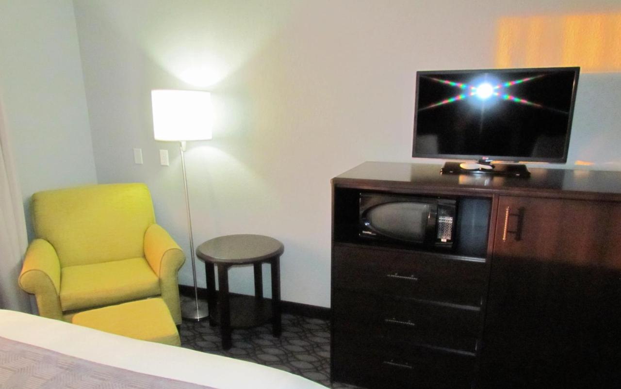 King Room - Non-Smoking at Oak Hill Inn & Suites