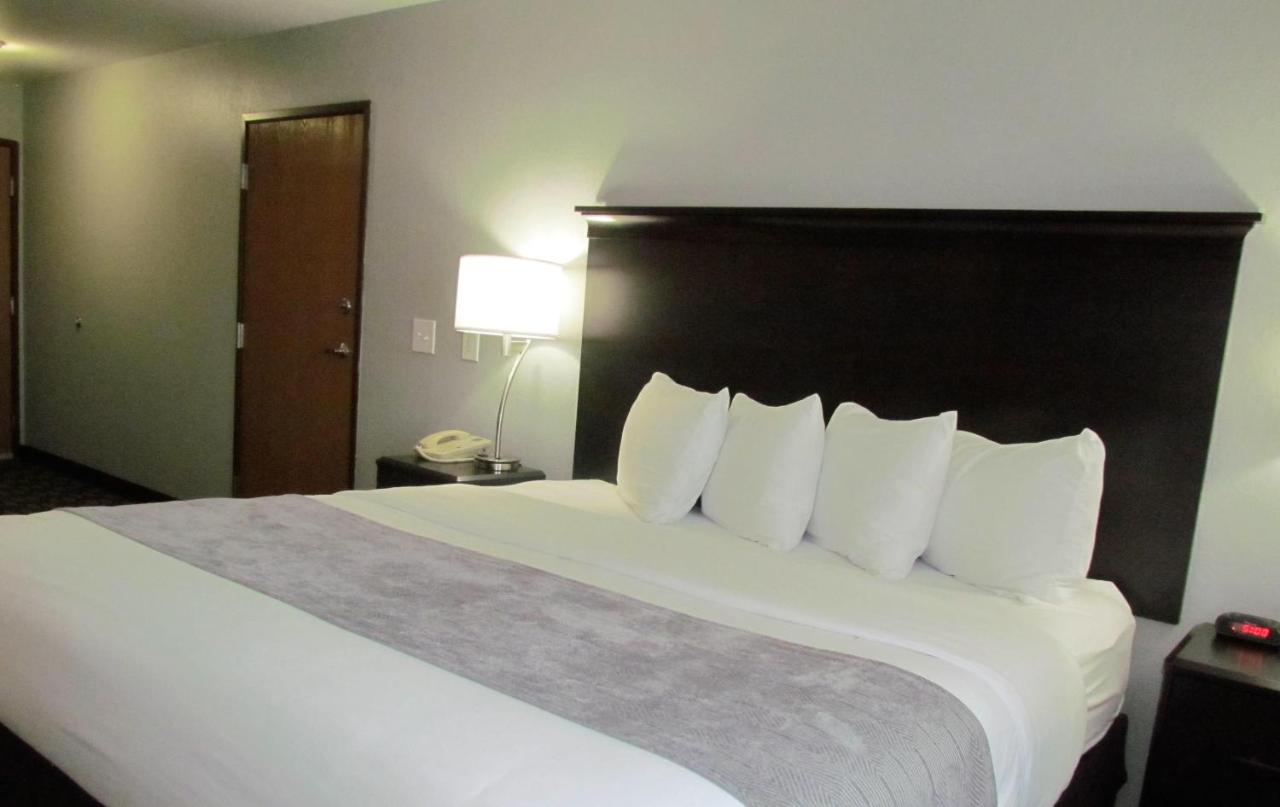 King Room - Non-Smoking at Oak Hill Inn & Suites