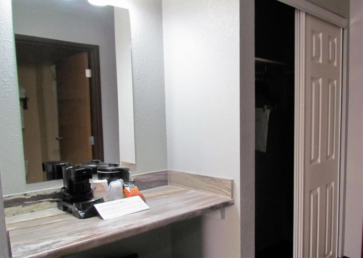King Room - Non-Smoking at Oak Hill Inn & Suites