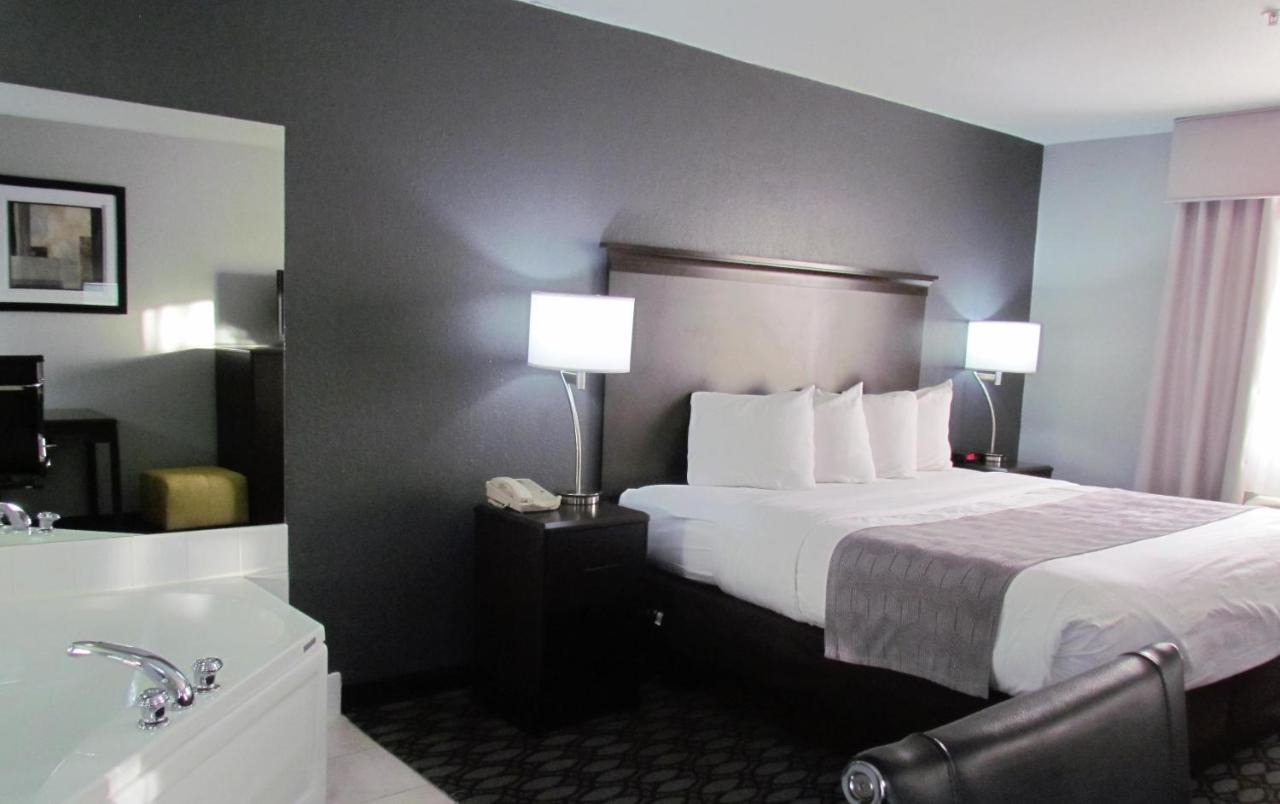 King Room with Spa Bath - Non-Smoking at Oak Hill Inn & Suites