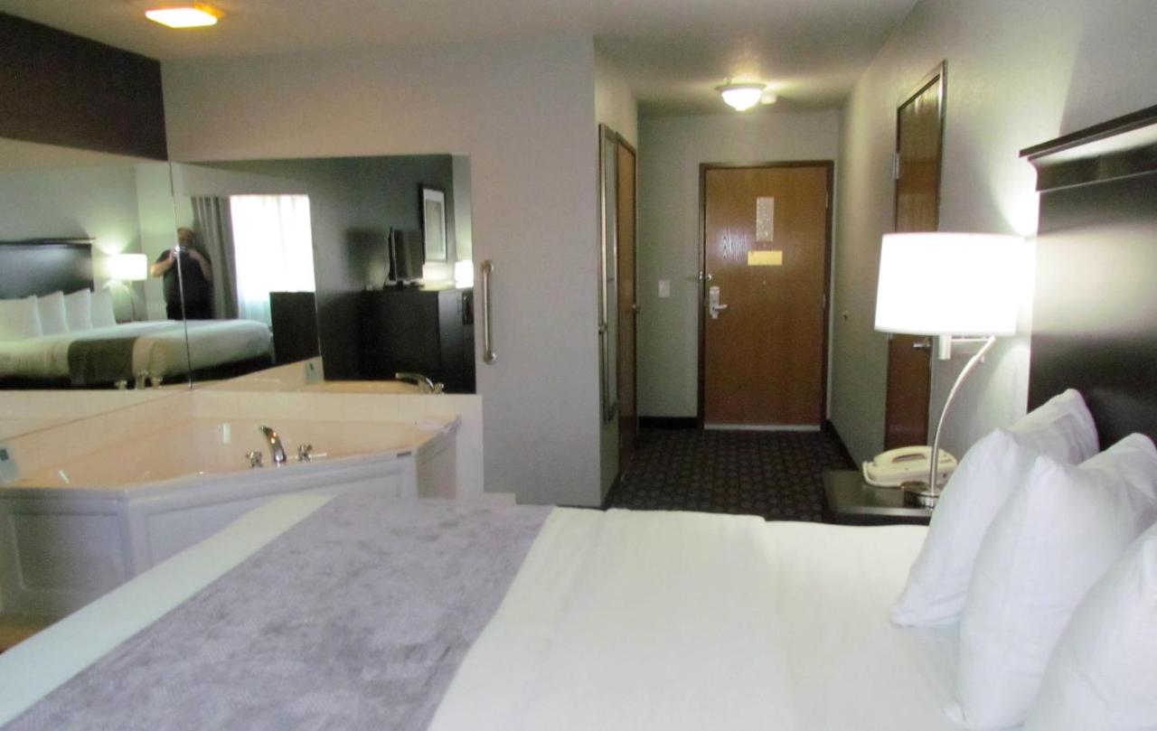 King Room with Spa Bath - Non-Smoking at Oak Hill Inn & Suites
