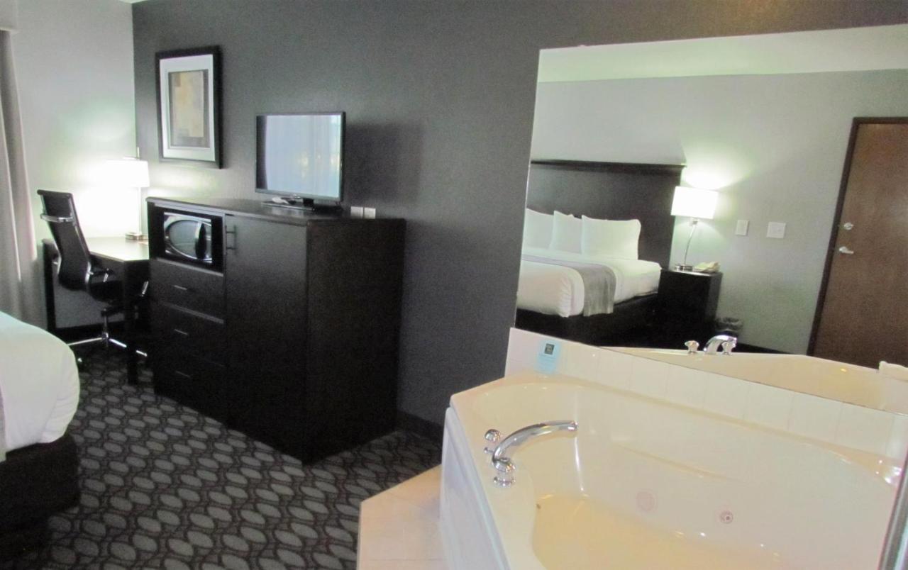 King Room with Spa Bath - Non-Smoking at Oak Hill Inn & Suites