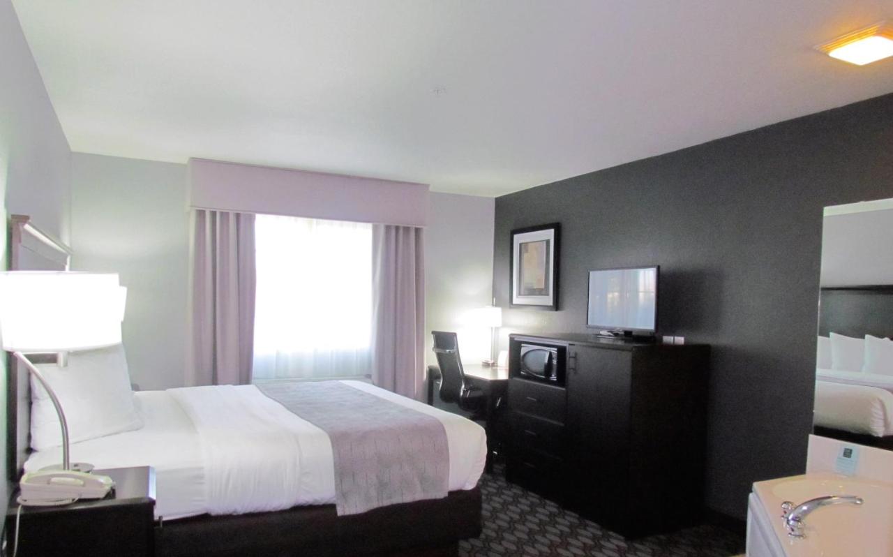 King Room with Spa Bath - Non-Smoking at Oak Hill Inn & Suites