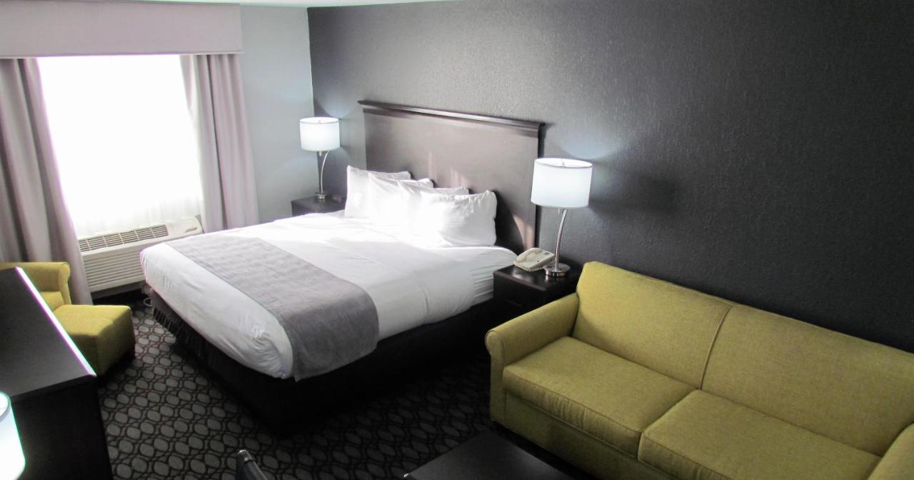 Non SmokingExecutive Suite at Oak Hill Inn & Suites