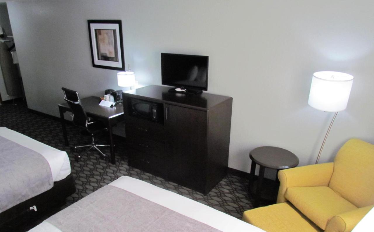 Non-Smoking Two Queen Beds Pet Friendly at Oak Hill Inn & Suites