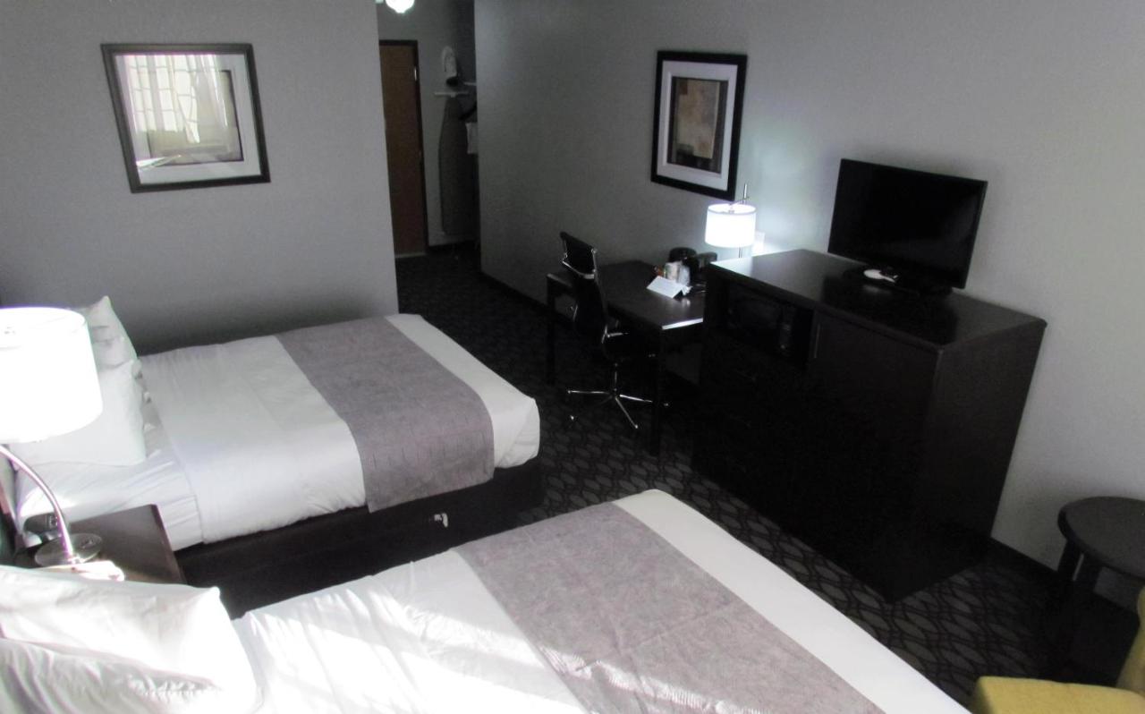 Non-Smoking Two Queen Beds Pet Friendly at Oak Hill Inn & Suites