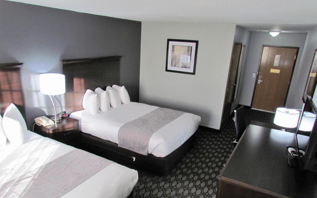 Non-Smoking Two Queen Beds Pet Friendly at Oak Hill Inn & Suites
