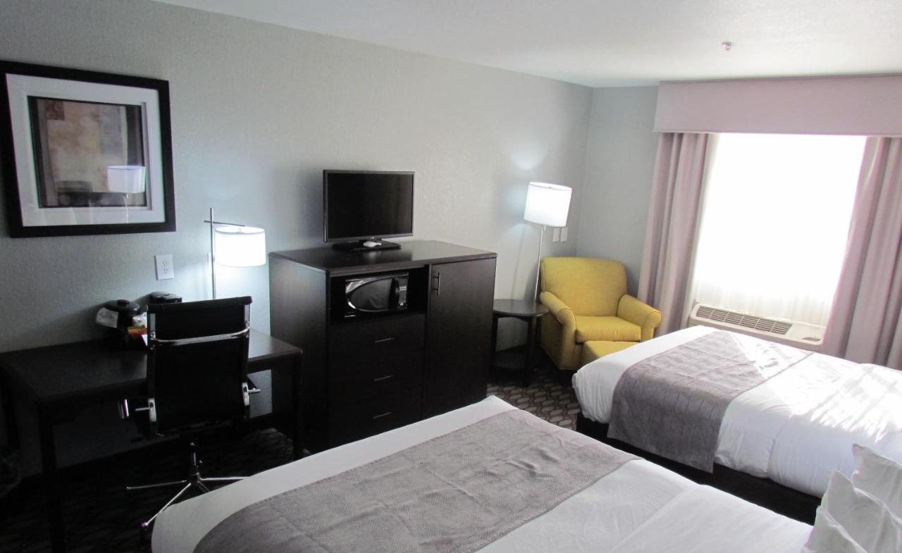 Non-Smoking Two Queen Beds Pet Friendly at Oak Hill Inn & Suites