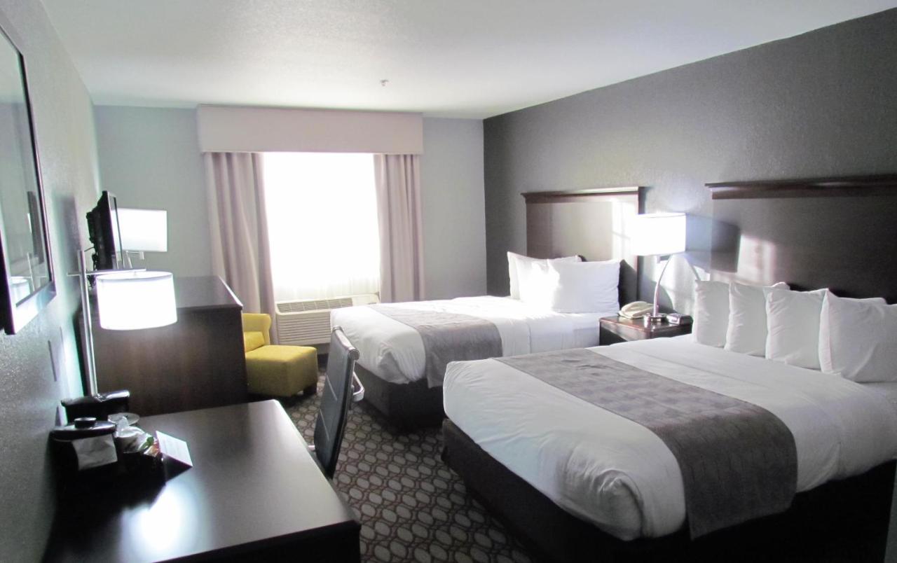 Non-Smoking Two Queen Beds Pet Friendly at Oak Hill Inn & Suites