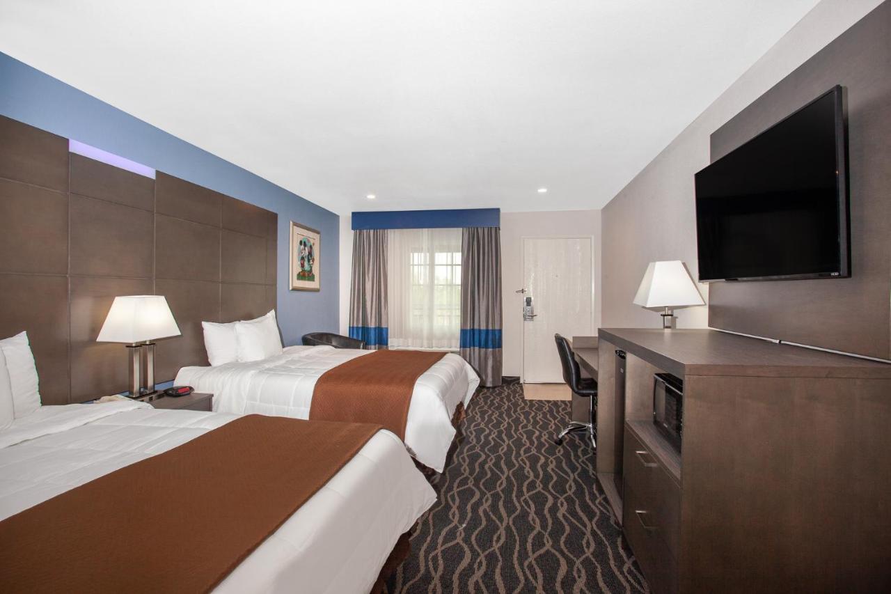 Queen Room with Two Queen Beds and Bath Tub - Mobility Accessible/Non-Smoking at Travelodge Inn & Suites by Wyndham Anaheim on Disneyland Dr