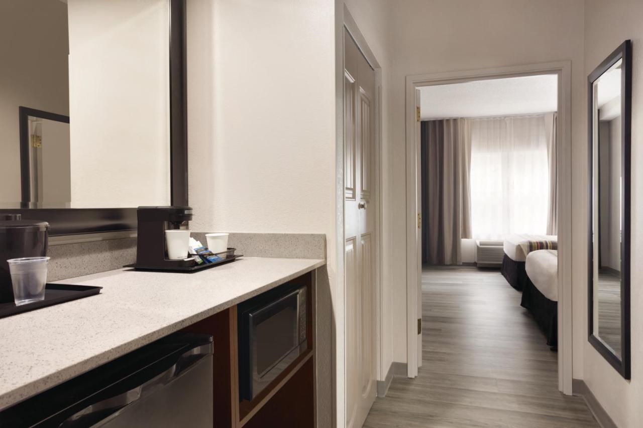 One-Bedroom Suite with Two Queen Beds - Disability Access/Non-Smoking  at Country Inn & Suites by Radisson, Chattanooga-Lookout Mountain