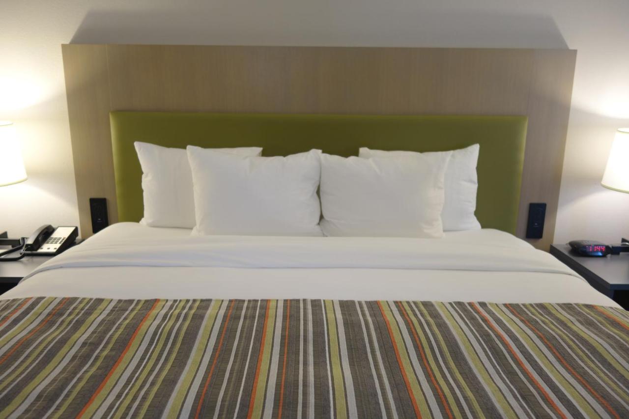 Whirlpool King Suite - Non-Smoking at Country Inn & Suites by Radisson, La Crosse, WI