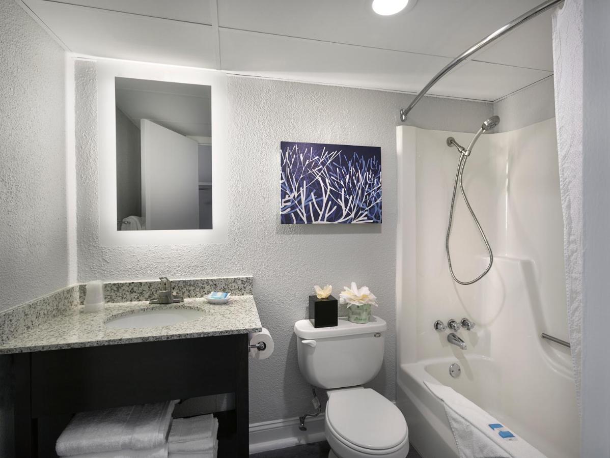 Queen Suite with Sea View at Compass Cove Resort