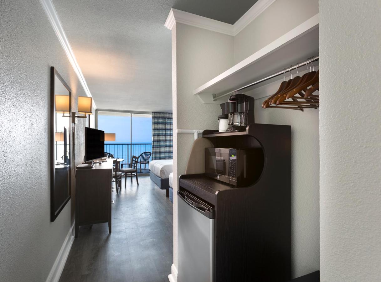 Queen Room with Sea View at Compass Cove Resort