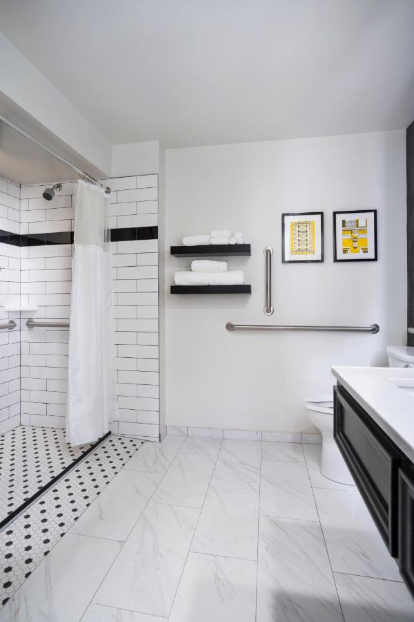 One-Bedroom King Suite - Disability Access at The Commonwealth