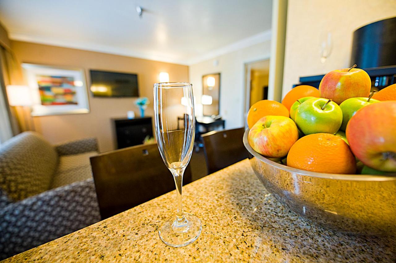  Family Suite - Courtyard View at Hotel d’Lins Ontario Airport