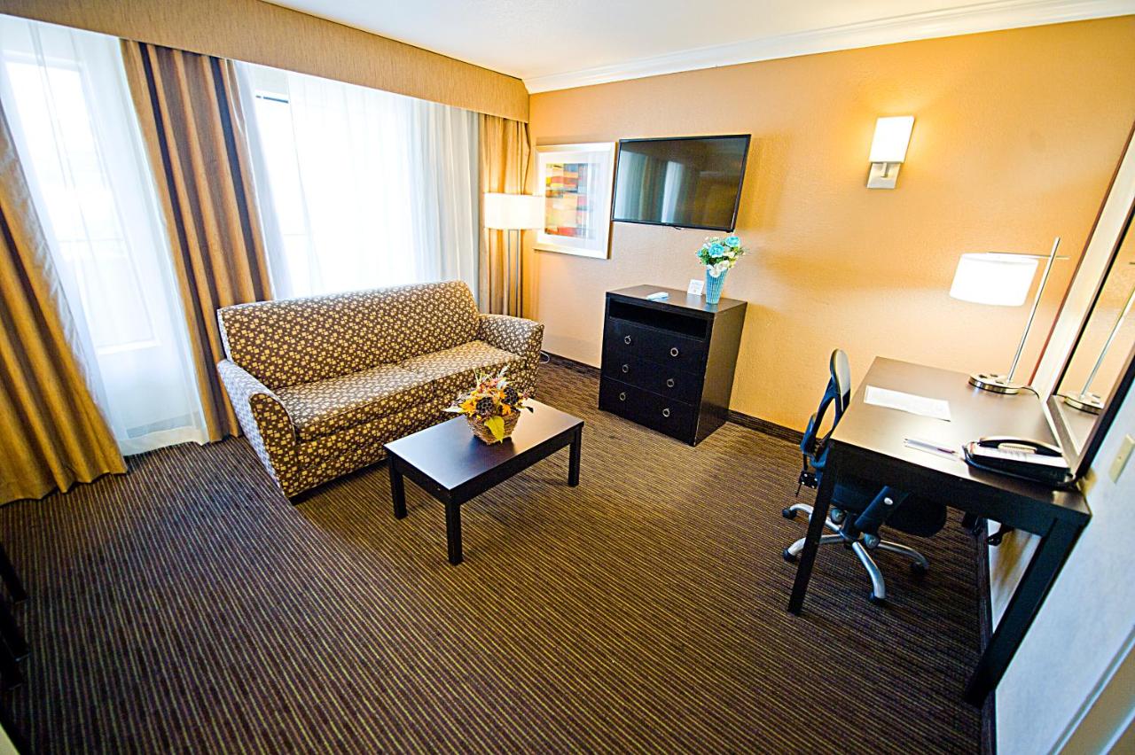  Family Suite - Courtyard View at Hotel d’Lins Ontario Airport
