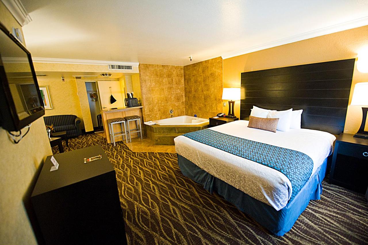 Executive King Suite with Spa Bath at Hotel d’Lins Ontario Airport