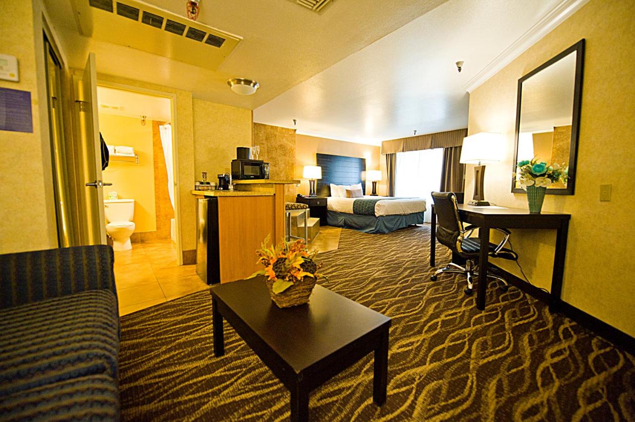 Executive King Suite with Spa Bath at Hotel d’Lins Ontario Airport