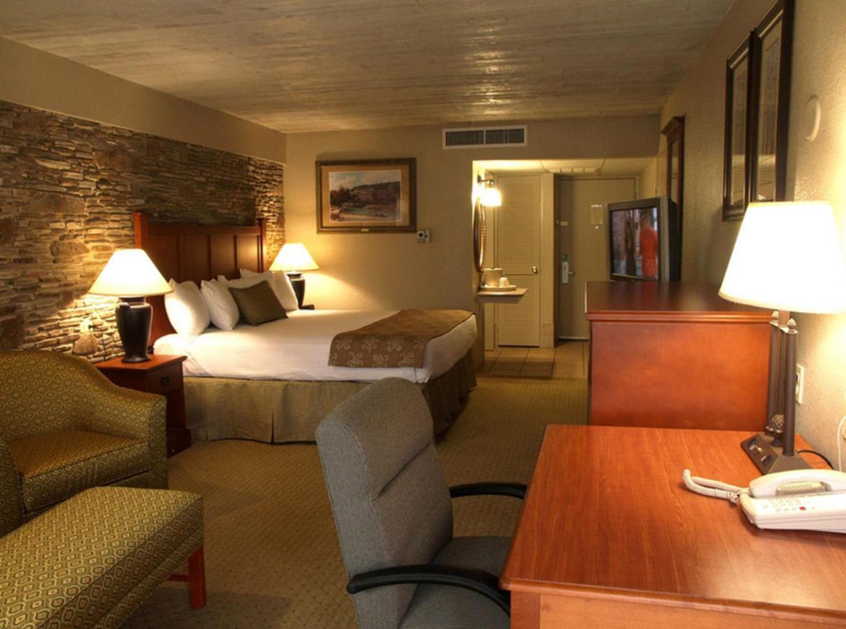King Room with Pool View at The Inn Of The Hills