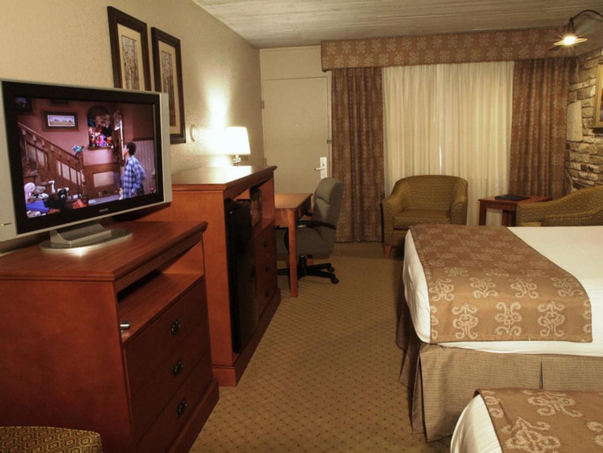 Two Queen Beds with Pool View at The Inn Of The Hills