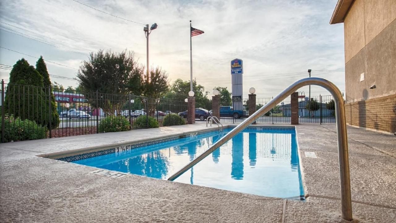  | Executive Inn