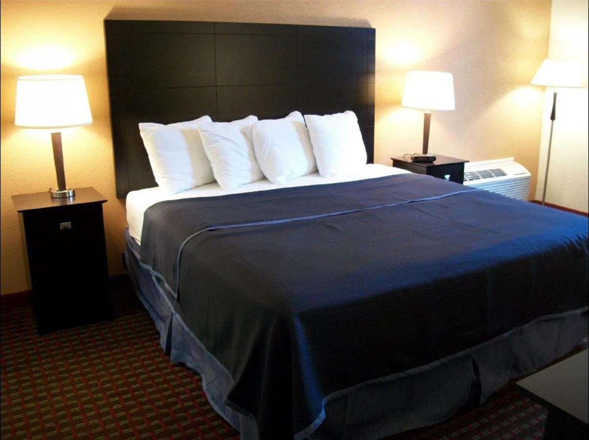 Queen Room - Park and Fly at Americas Best Value Inn Romulus Detroit Airport
